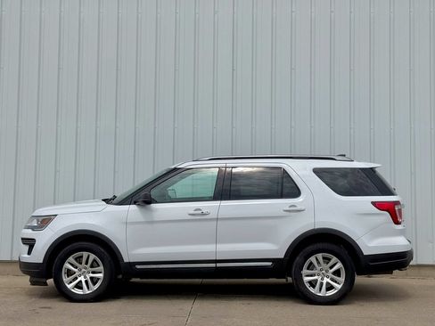 Used 2018 Ford Explorer XLT AWD/4WD image 3