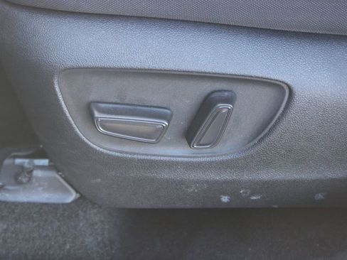 Used 2024 Toyota Highlander LE AWD/4WD image 19