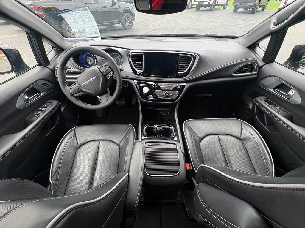 Used 2025 Chrysler Pacifica Limited FWD image 14