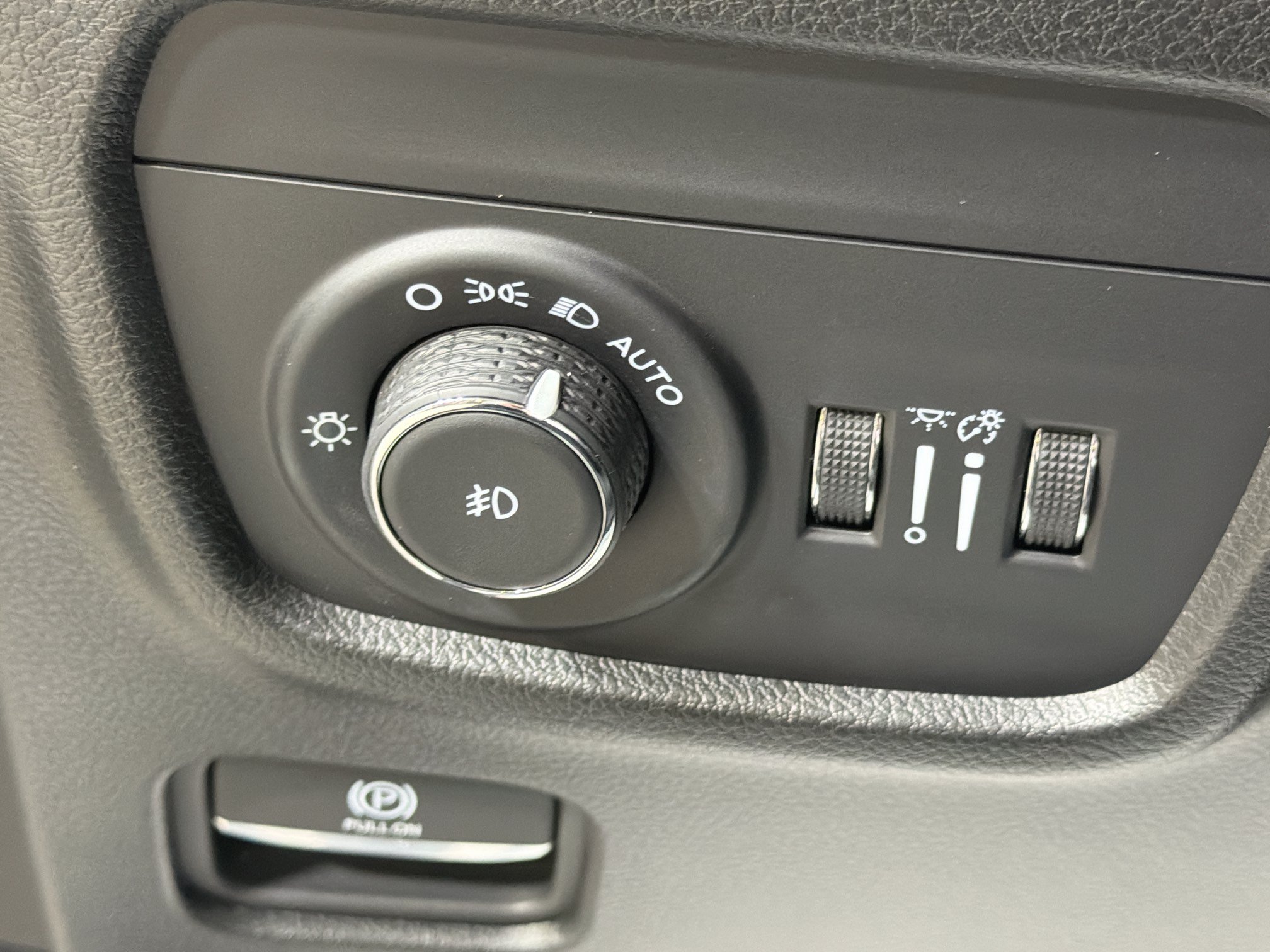 Used 2025 Jeep Grand Cherokee Overland w/ Luxury Tech Group IV AWD/4WD image 35