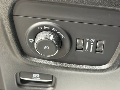 Used 2025 Jeep Grand Cherokee Overland w/ Luxury Tech Group IV AWD/4WD image 35