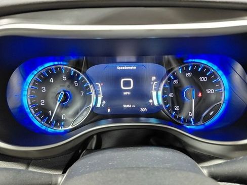 Certified 2025 Chrysler Pacifica Select FWD image 34