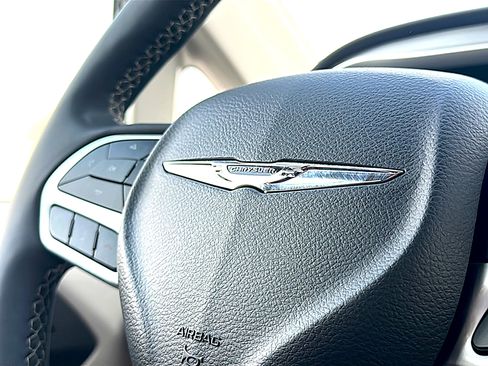 Used 2022 Chrysler Pacifica Touring-L image 31