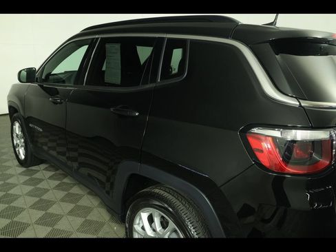 Used 2023 Jeep Compass Latitude AWD/4WD image 16