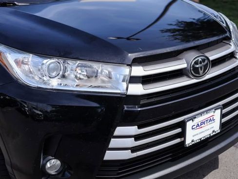 Used 2019 Toyota Highlander XLE AWD/4WD image 14