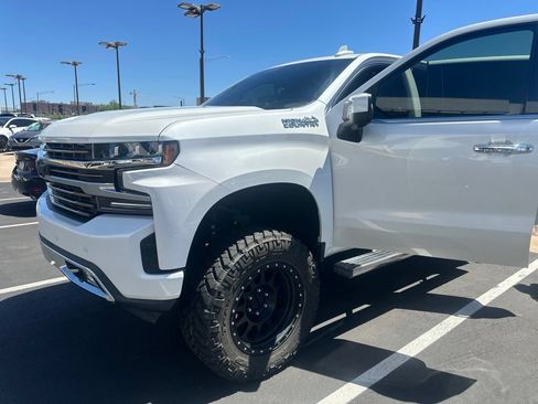 Used 2019 Chevrolet Silverado 1500 High Country w/ Technology Package AWD/4WD image 3