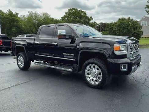 Used 2019 GMC Sierra 2500 Denali w/ Duramax Plus Package AWD/4WD image 2