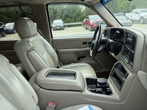 Used 2004 Chevrolet Suburban Z71 w/ Preferred Equipment Group image 5