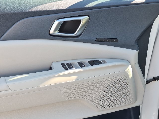 Used 2026 Kia Carnival EX FWD image 11