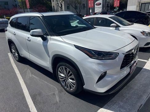 Used 2022 Toyota Highlander Platinum image 3