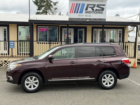 Used 2013 Toyota Highlander Plus AWD/4WD image 3