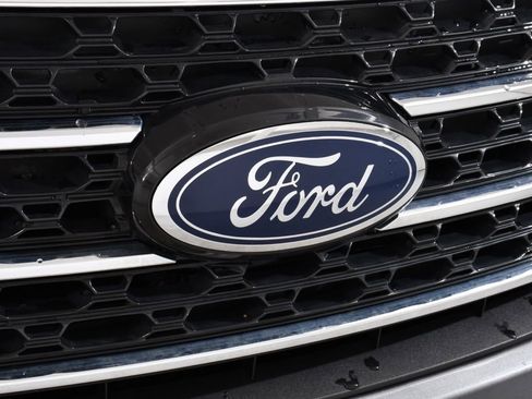 Used 2022 Ford Explorer XLT w/ Equipment Group 202A AWD/4WD image 22