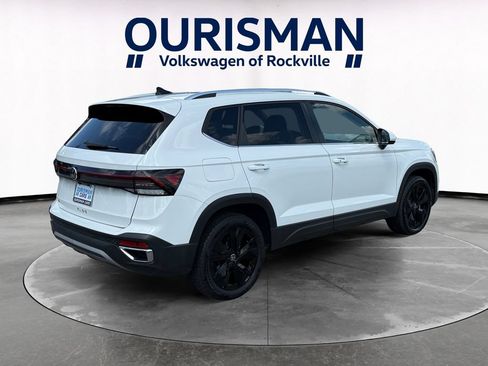 Used 2025 Volkswagen Taos SE w/ Panoramic Sunroof Package FWD image 6