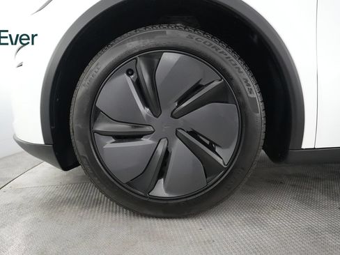Used 2026 Tesla Model Y Long Range RWD image 19
