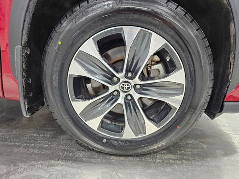 Used 2021 Toyota Highlander XLE image 15