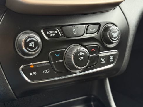 Used 2014 Jeep Cherokee Latitude AWD/4WD image 24