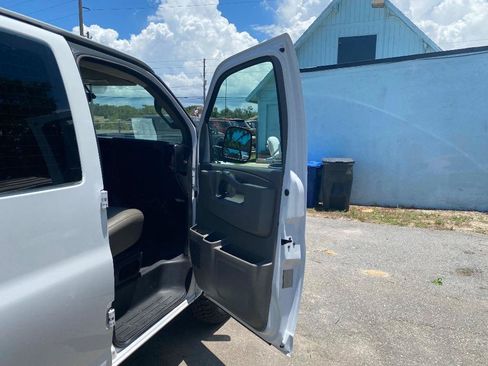 Used 2017 Chevrolet Express 2500 RWD image 25