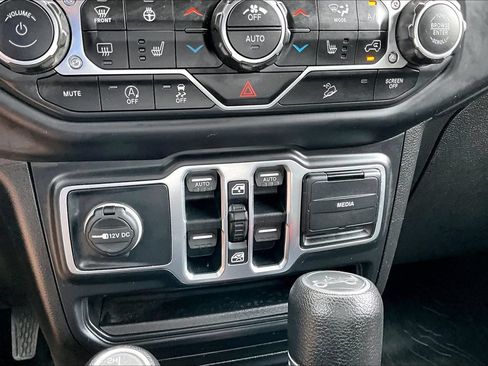 Used 2018 Jeep Wrangler Unlimited Sahara AWD/4WD image 30