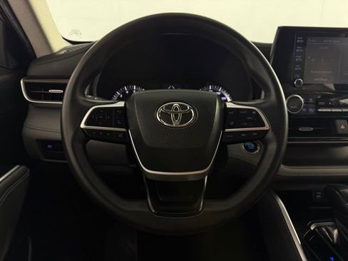 Used 2022 Toyota Highlander L image 18