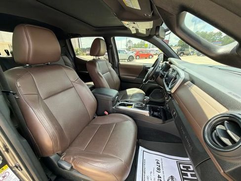 Used 2016 Toyota Tacoma Limited w/ Towing Package AWD/4WD image 17