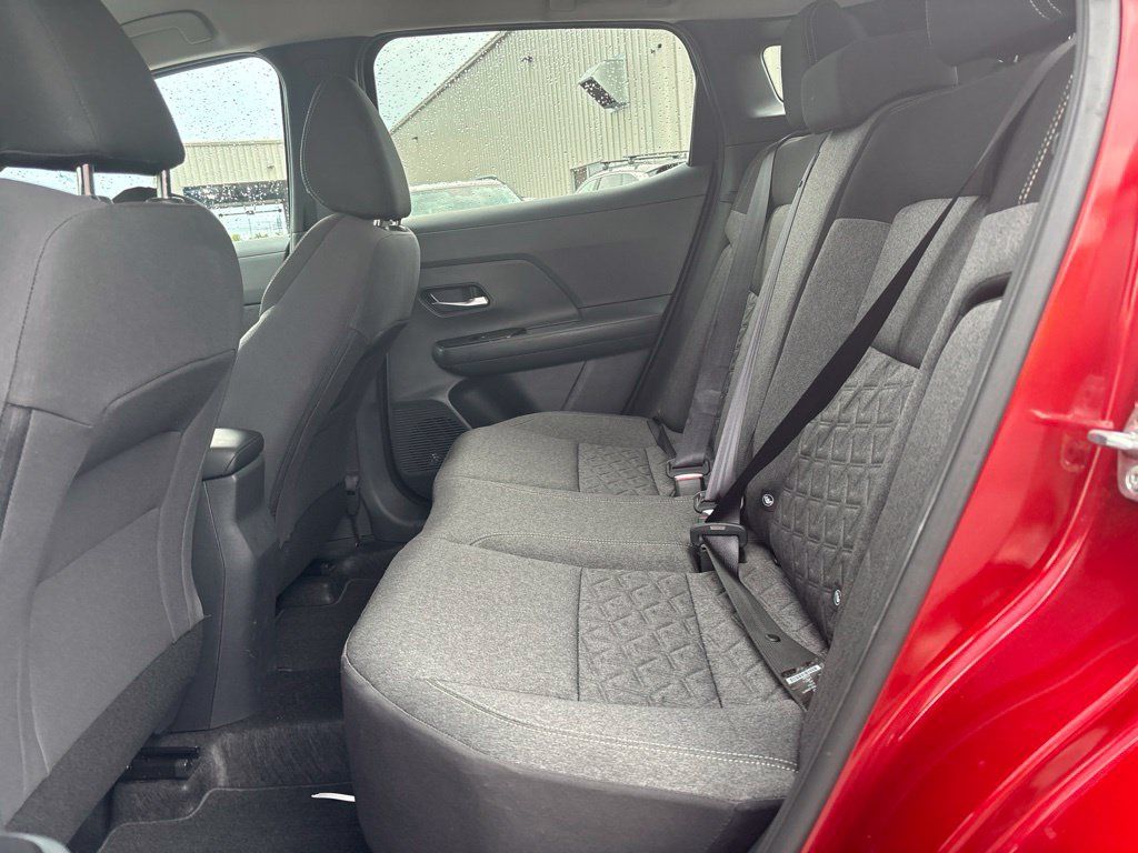 Used 2025 Nissan Kicks SV AWD/4WD image 11