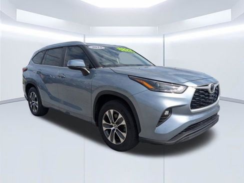 Used 2023 Toyota Highlander XLE FWD image 2