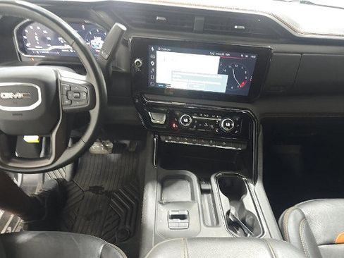Used 2025 GMC Sierra 2500 AT4 w/ Technology Package AWD/4WD image 8