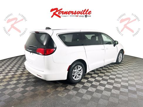 Used 2023 Chrysler Voyager LX image 7