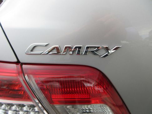 Used 2010 Toyota Camry LE FWD image 8