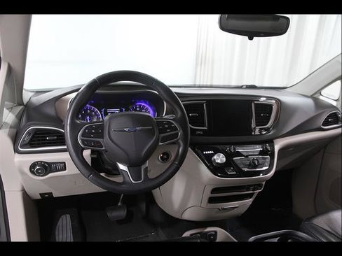 Used 2017 Chrysler Pacifica Touring-L FWD image 6