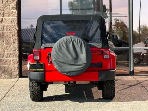 Used 2018 Jeep Wrangler Unlimited Sahara w/ Connectivity Group AWD/4WD image 9