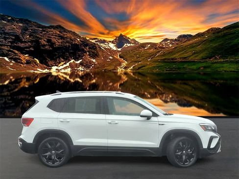 Used 2022 Volkswagen Taos SE w/ Panoramic Sunroof Package image 7