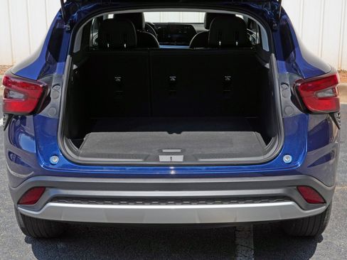Used 2024 Chevrolet Trax LT w/ Driver Confidence Package FWD image 9
