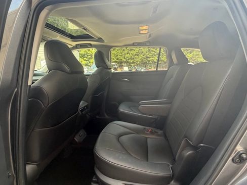 Used 2021 Toyota Highlander XLE FWD image 12