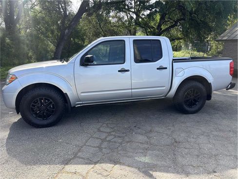 Used 2017 Nissan Frontier SV image 3