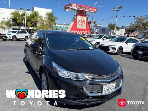 Used 2018 Chevrolet Cruze LS FWD image 1