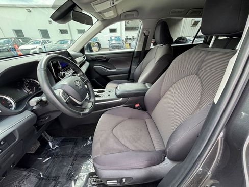 Used 2025 Toyota Highlander LE FWD image 29