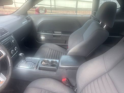 Used 2012 Dodge Challenger SXT image 8