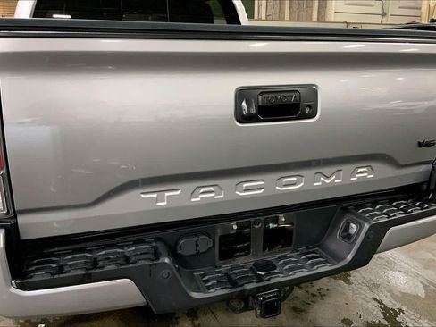 Used 2021 Toyota Tacoma TRD Off-Road w/ TRD Premium Off Road Package AWD/4WD image 31