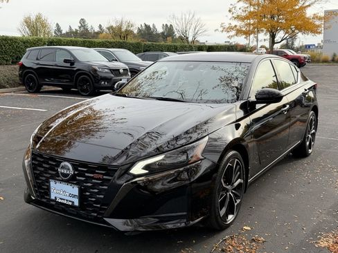 Used 2023 Nissan Altima 2.5 SR w/ SR Premium Package image 4