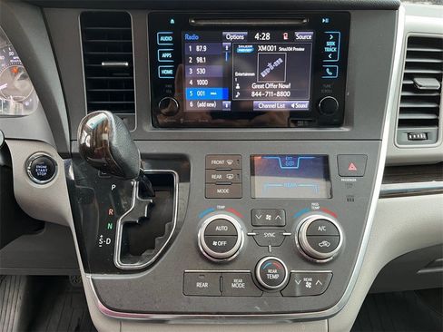 Used 2017 Toyota Sienna XLE Premium image 17