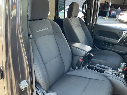 Used 2021 Jeep Wrangler Unlimited Sahara image 21