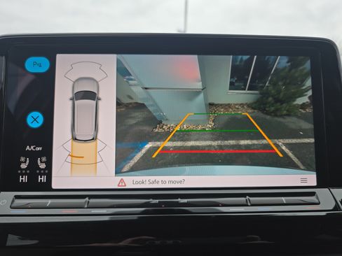 Used 2025 Volkswagen Atlas SE image 30