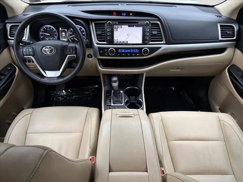 Used 2017 Toyota Highlander XLE image 22