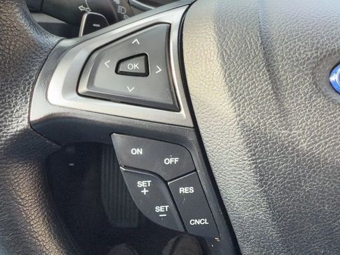 Used 2017 Ford Fusion SE w/ Fusion SE Technology Package image 12