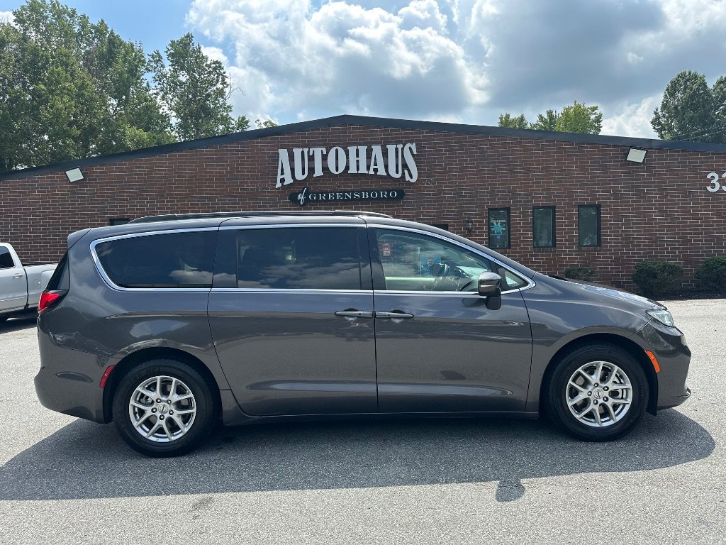 Used 2022 Chrysler Pacifica Touring-L FWD image 8