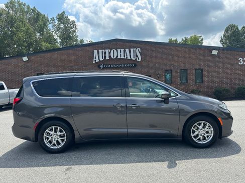 Used 2022 Chrysler Pacifica Touring-L FWD image 8