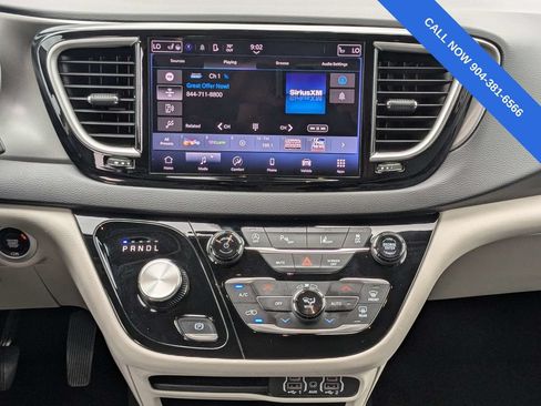 Used 2024 Chrysler Pacifica Touring-L FWD image 18