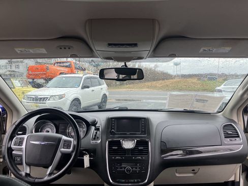 Used 2013 Chrysler Town & Country Touring image 22