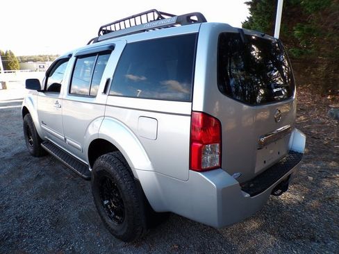 Used 2005 Nissan Pathfinder SE Off-Road image 3